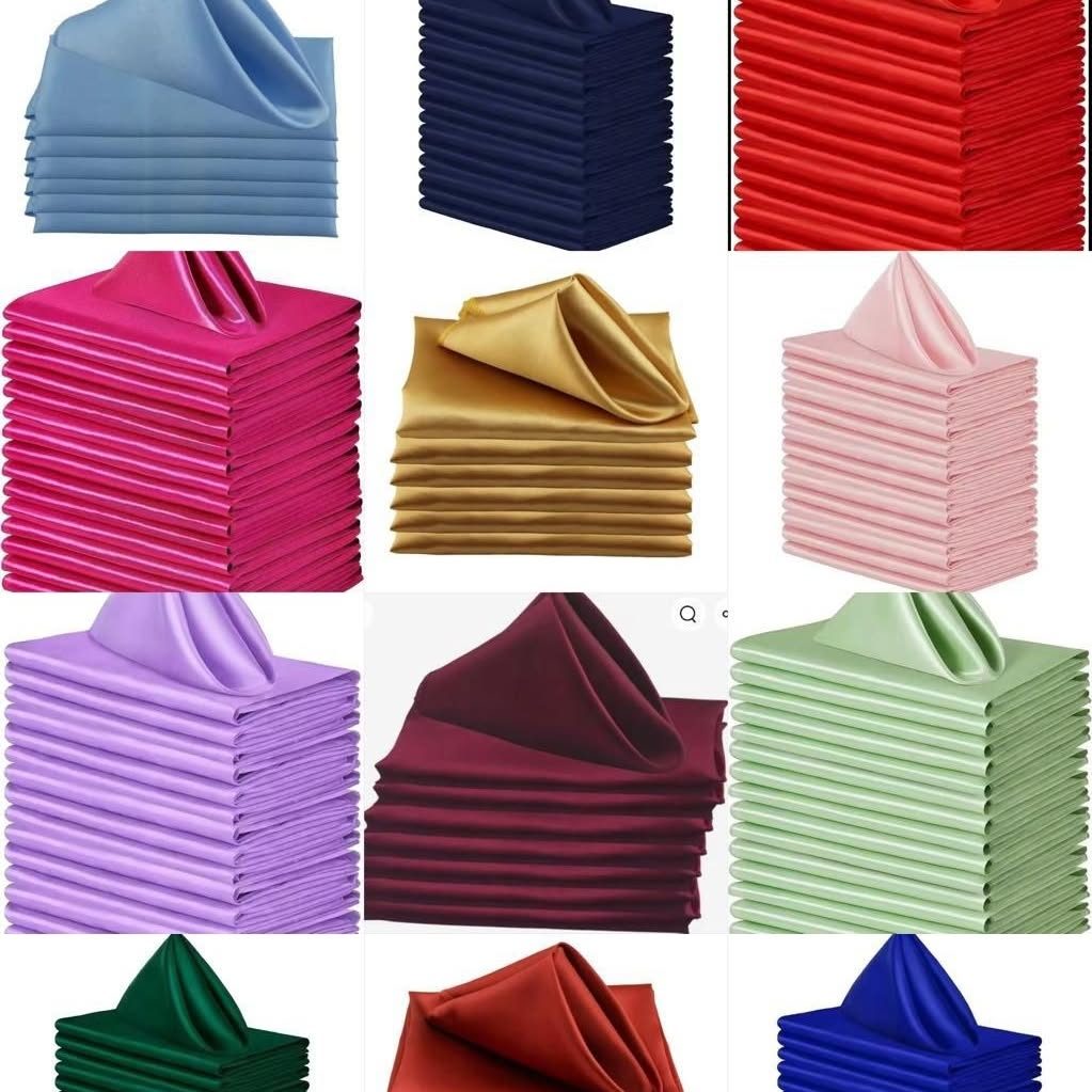 Serviettes en satin pliées, nuancier de couleurs